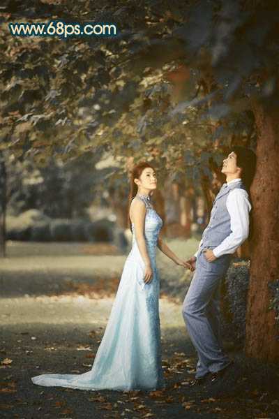 ‘Photoshop将树林婚片调成柔美的暗暖色‘