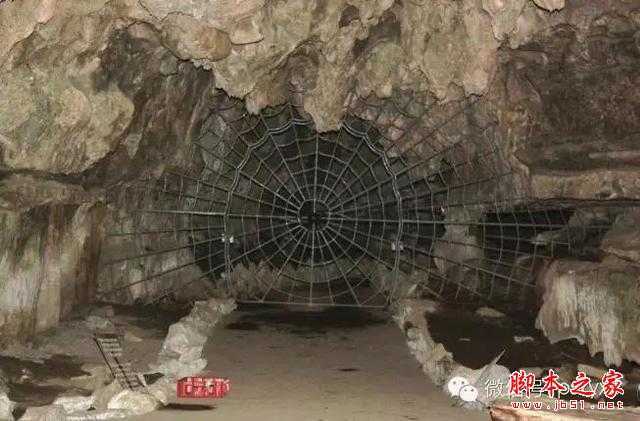 ‘用PS图片素材合成一个石屋前的老人抽象画‘