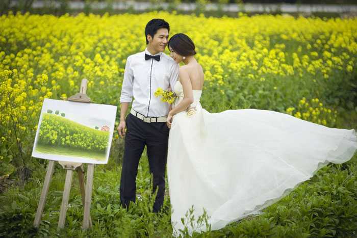 ‘Photoshop将油菜花婚片打造出梦幻的蓝色效果‘