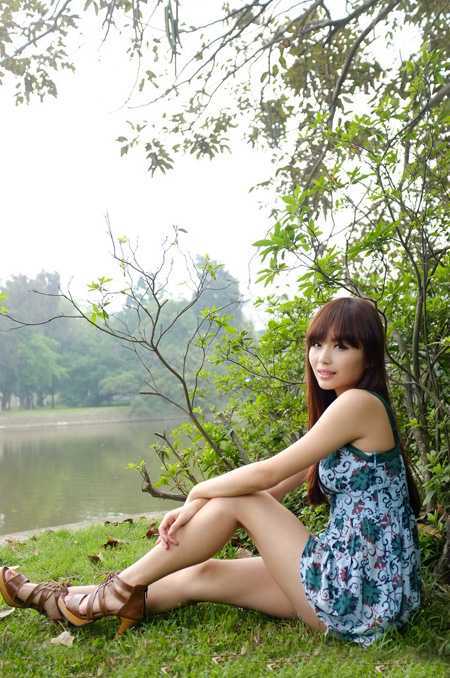 ‘Photoshop为坐在河边的美女加上小清新的秋季橙黄色‘