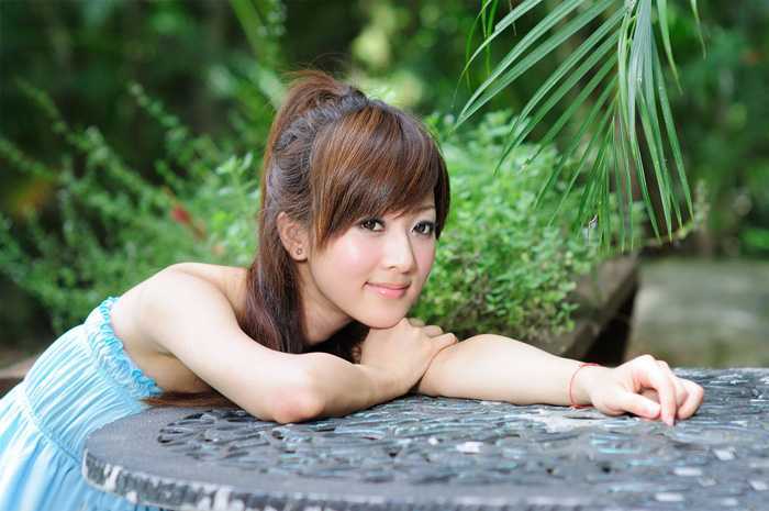 ‘Photoshop为夏日趴在石桌上的美女图片增加小清新淡蓝色‘