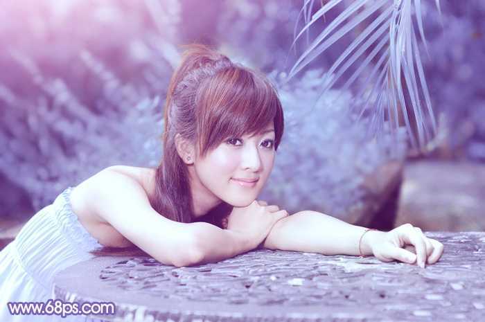 ‘Photoshop为夏日趴在石桌上的美女图片增加小清新淡蓝色‘