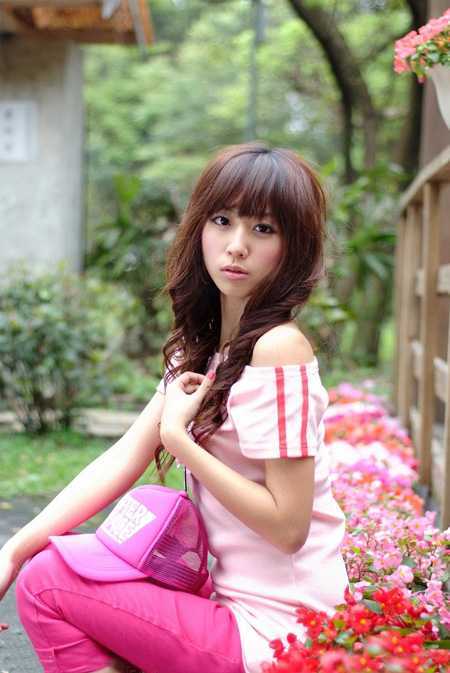 ‘Photoshop为木屋边的美女加上漂亮的阳光色‘