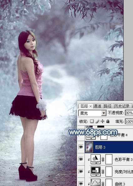 ‘Photoshop为树景美女图片打造梦幻的冷调青蓝色‘