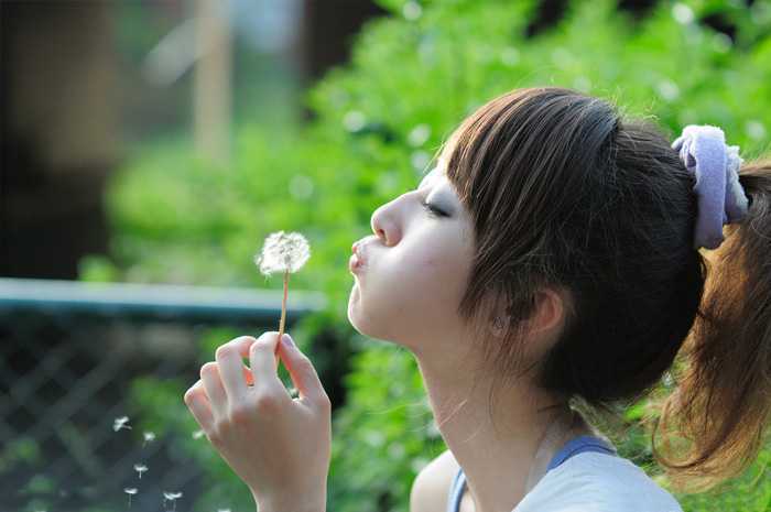 ‘Photoshop调出梦幻浪漫的蓝紫色外景美女图片‘