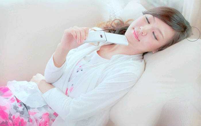 ‘Photoshop为室内偏暗的美女打造出唯美的淡青色‘