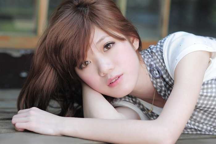 ‘photoshop利用通道替换工具将室内美女图片加上柔和的红紫色‘