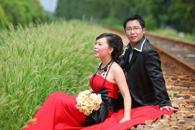 ‘Photoshop将铁轨婚片调制成暗调青蓝色效果‘