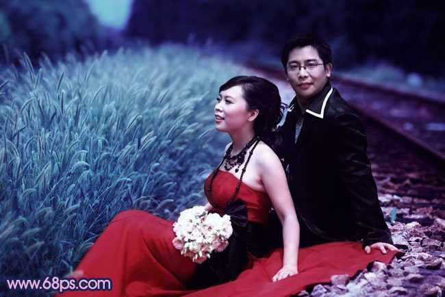 ‘Photoshop将铁轨婚片调制成暗调青蓝色效果‘