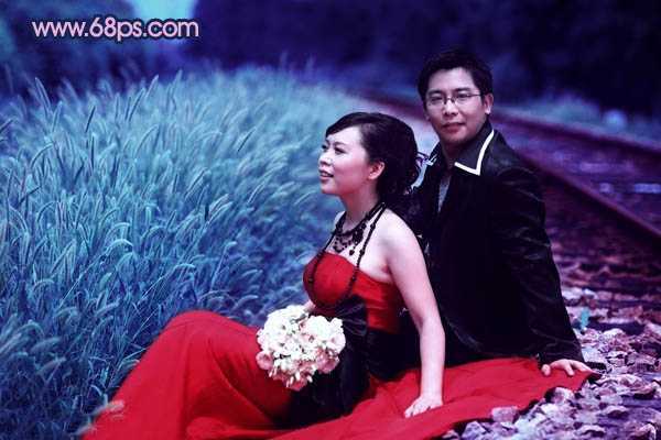 ‘Photoshop将铁轨婚片调制成暗调青蓝色效果‘