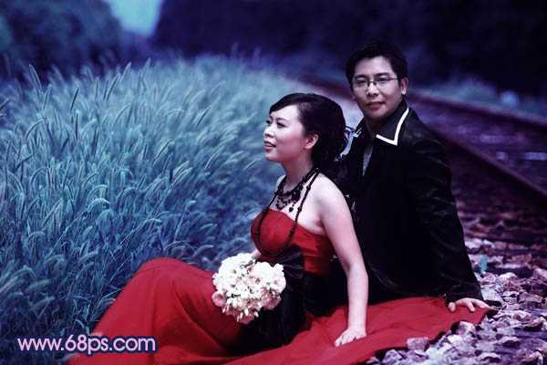 ‘Photoshop将铁轨婚片调制成暗调青蓝色效果‘