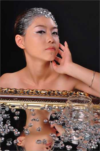 ‘Photoshop将普通人像调制出非常精致有光感的黑白效果‘