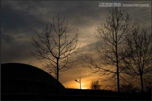 ‘Photoshop调出黑白风格动感背景效果图