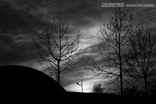 ‘Photoshop调出黑白风格动感背景效果图