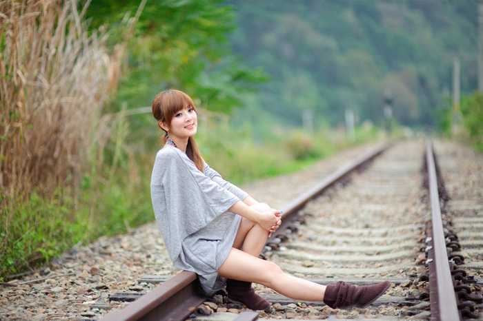 ‘Photoshop调制出淡黄色的秋季铁轨小清新美女图片‘