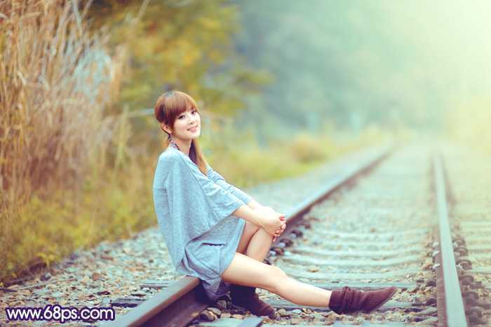‘Photoshop调制出淡黄色的秋季铁轨小清新美女图片‘