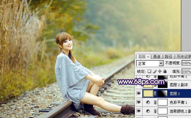 ‘Photoshop调制出淡黄色的秋季铁轨小清新美女图片‘