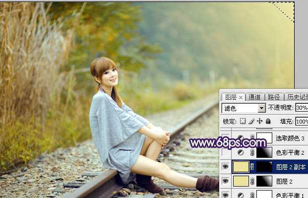 ‘Photoshop调制出淡黄色的秋季铁轨小清新美女图片‘