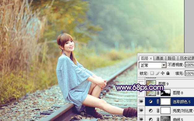 ‘Photoshop调制出淡黄色的秋季铁轨小清新美女图片‘