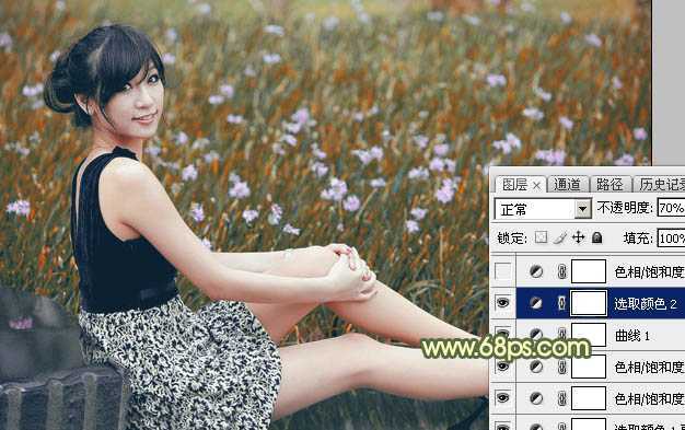‘Photoshop为草地上的美女加上古典暗调青黄色‘