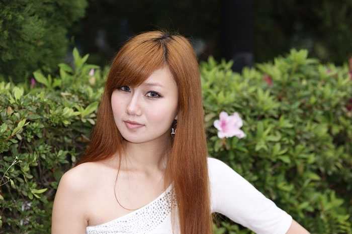 ‘Photoshop将绿植边的美女图片调制出纯美的橙红色效果‘