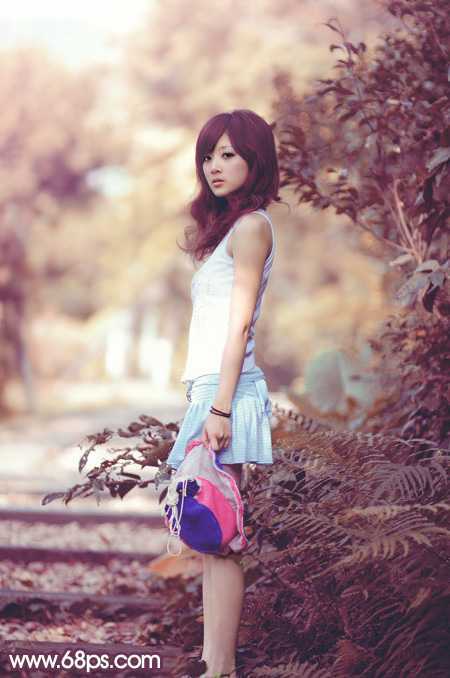 ‘Photoshop将美女树景图片打造柔美的暗调红褐色‘