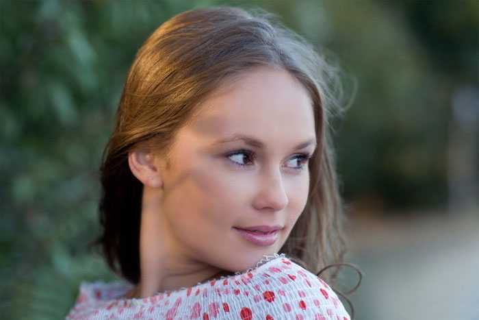 ‘Photoshop将外景美女图片调制出朦胧的淡蓝色‘