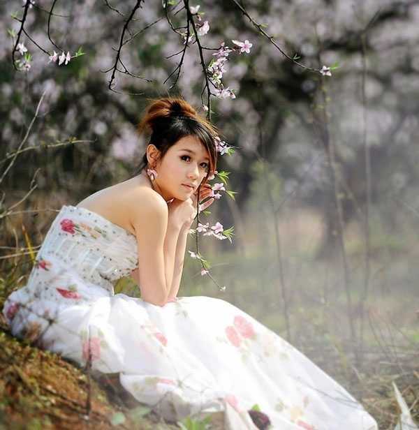 ‘Photoshop为外景美女图片调制出甜美的古典暗青色‘