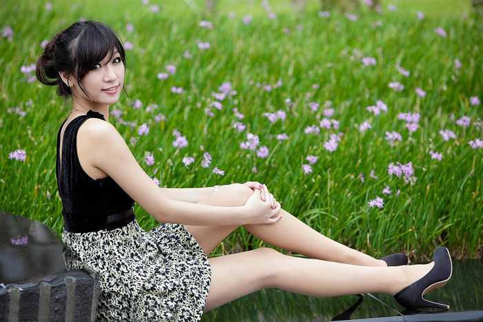 ‘Photoshop为草地上的美女加上小清新的粉黄色‘