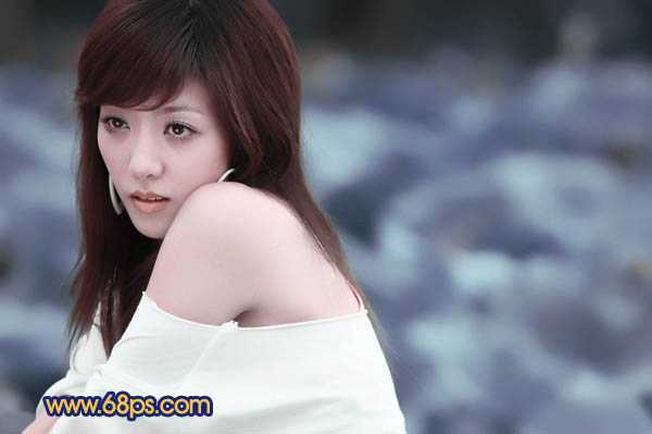 ‘Photoshop将外景人物图片调出绚丽多彩的蓝色调‘