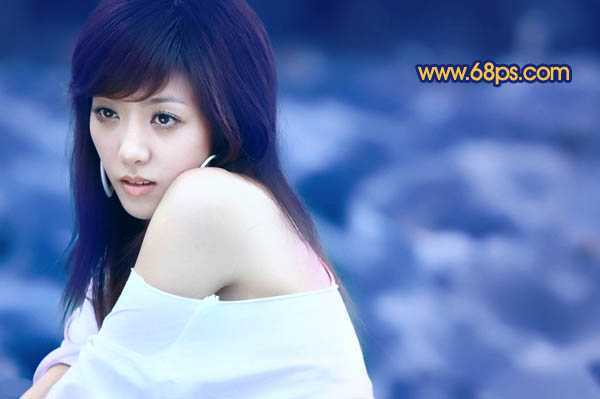 ‘Photoshop将外景人物图片调出绚丽多彩的蓝色调‘
