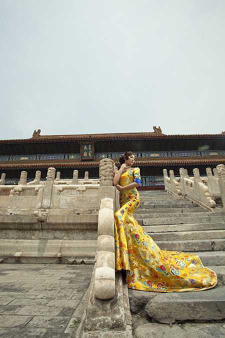 ‘PS给偏灰的古典人物写真照片背景进行润色‘