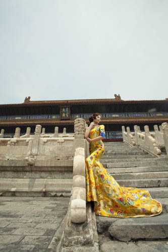 ‘PS给偏灰的古典人物写真照片背景进行润色‘