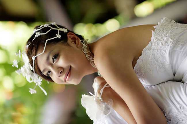 ‘Photoshop下将偏暗外景婚片调成甜美的蓝红色‘