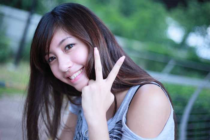 ‘Photoshop为外景美女调出柔美的中性青蓝色‘