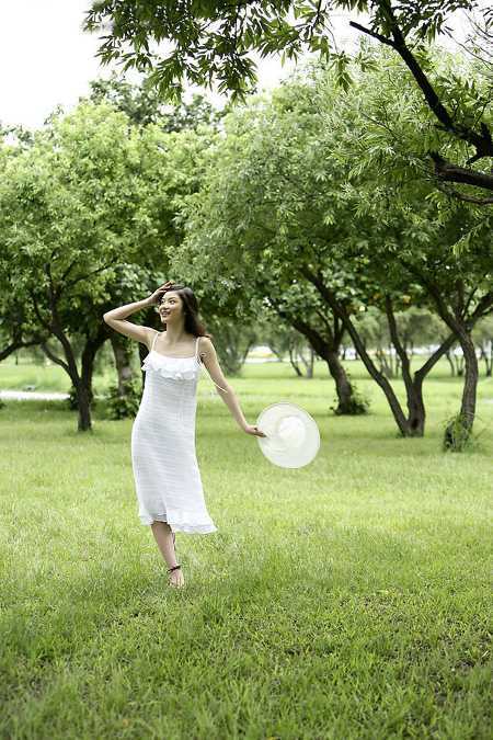 ‘Photoshop将树景人物图片打造灿烂的黄绿色‘