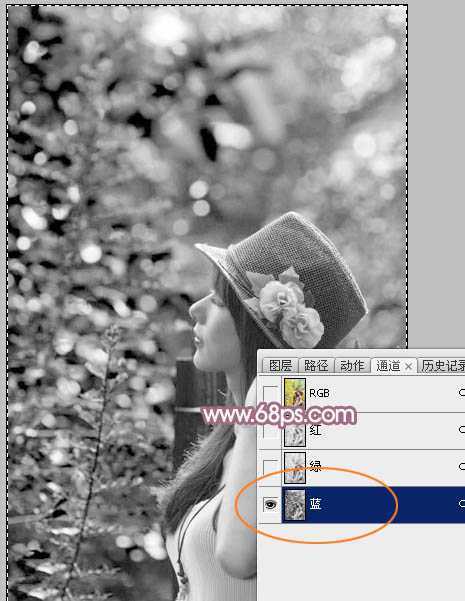 ‘Photoshop为绿树中的美女加上唯美的青红色‘