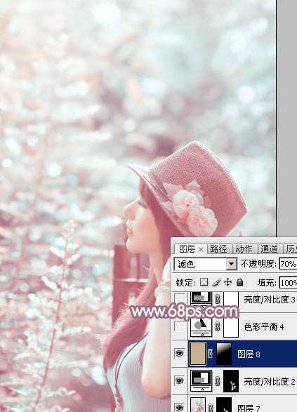 ‘Photoshop为绿树中的美女加上唯美的青红色‘
