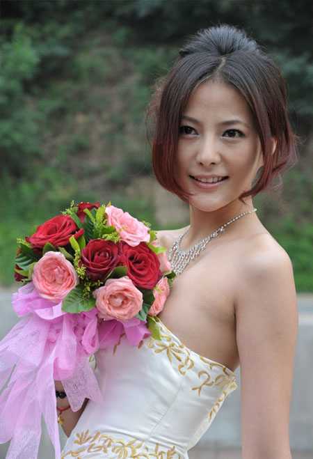 ‘Photoshop将美女婚片调出柔美的秋季黄褐色效果‘