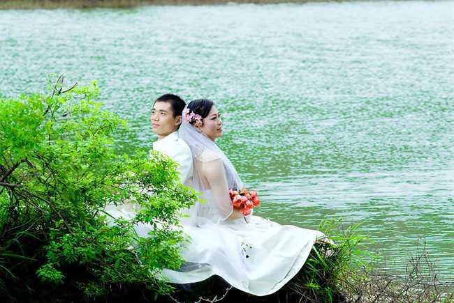 ‘Photoshop将河景婚片打造出秋天风味的漂亮青黄色‘