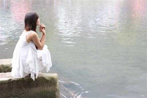 ‘photoshop将蹲在河边石头上的美女图片调制出黄绿调意境效果‘