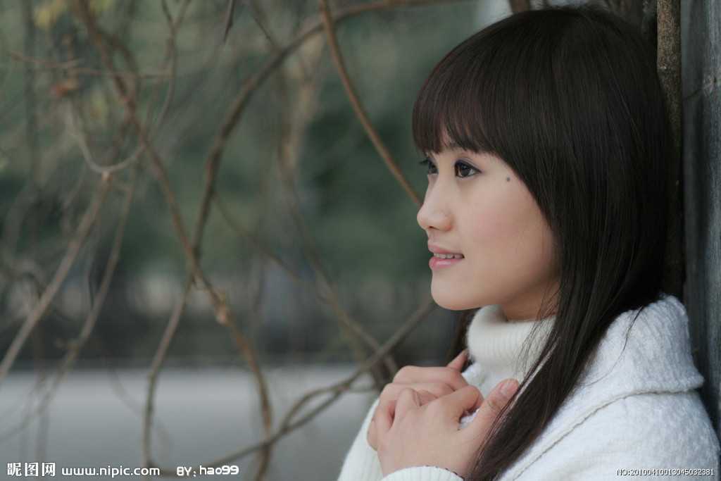 ‘Photoshop调色教程之淡黄色调的MM图片‘