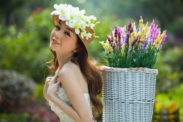 ‘Photoshop将外景美女图片打造出唯美的紫红色效果‘