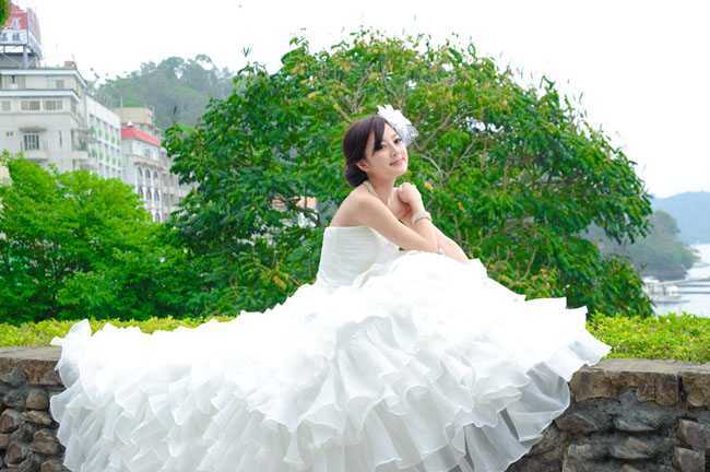 ‘Photoshop将美女婚片调成甜美的紫绿色‘