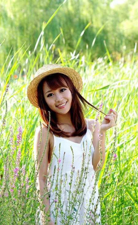 ‘Photoshop为逆光草丛中的美女调出柔和的黄褐阳光色‘