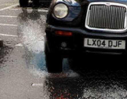 ‘Photoshop将街道图片调出雨水湿润的路面‘