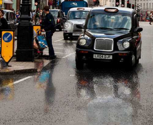 ‘Photoshop将街道图片调出雨水湿润的路面‘