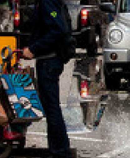 ‘Photoshop将街道图片调出雨水湿润的路面‘