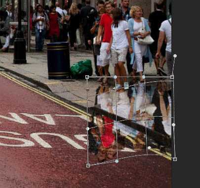 ‘Photoshop将街道图片调出雨水湿润的路面‘