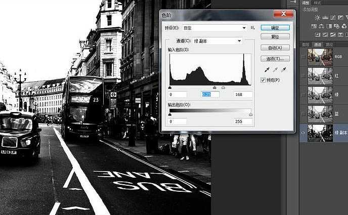 ‘Photoshop将街道图片调出雨水湿润的路面‘